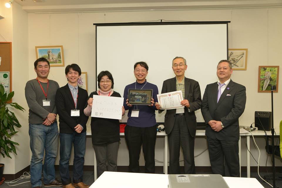 審査委員特別賞の岩渕さんチームと審査員長の松本先生